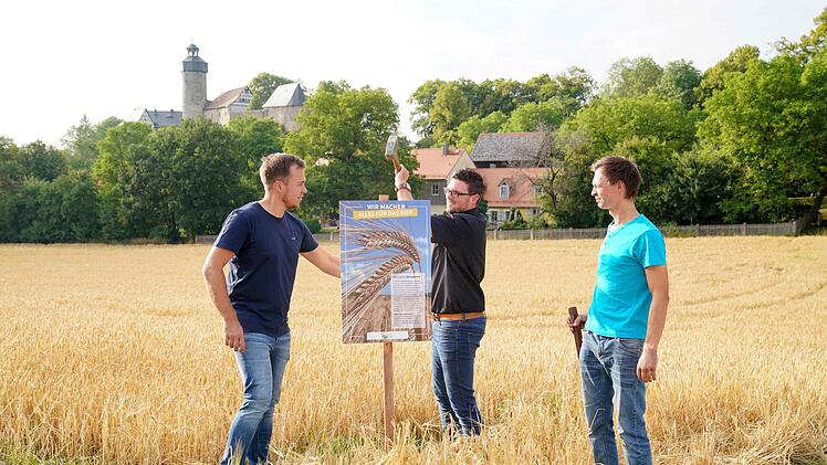 Tobias Weggel, Daniel Lang und Jürgen Bergmann (von links) stellen bei Sanspareil eine Infotafel auf. Foto: Adriane Lochner