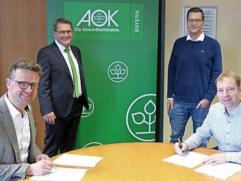 AOK und HSC verl&auml;ngern gemeinsame Pr&auml;ventionsprojekte.  Foto: pr