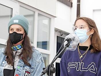 Die Organisatorinnen der Kulmbacher Fridays-for-Future-Gruppe, Jasmin Prawitz (links) und Sina Lechner, rufen die Kulmbacher zum Klimastreik auf.