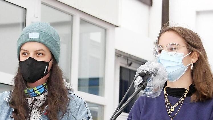 Die Organisatorinnen der Kulmbacher Fridays-for-Future-Gruppe, Jasmin Prawitz (links) und Sina Lechner, rufen die Kulmbacher zum Klimastreik auf.