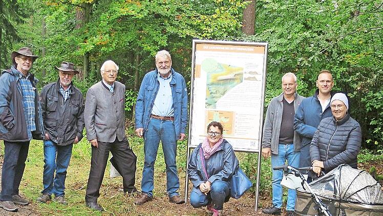 Kreisheimatpfleger Roland Heinlein (von links), Mitvorsitzender des OGV, Bruno Geiger, Mitvorsitzender und Initiator Hans Dünninger, Allianzmanagerin Stephanie Kunder, Ortsbeauftragter Elmar Sell, Bürgermeister Mario Götz und Schriftführerin Denise Büchner bei der Einweihung der neuen Tafel