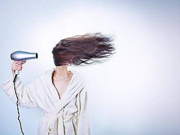 Mit einer speziellen Säure sollen Haare wieder schön werden. Symbolbild.