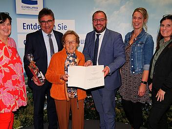 Untersiemau: "Gute Seele" und "Mama" Gertrud Maul erh&auml;lt Ehrenzeichen - f&uuml;r ihre Arbeit mit Senioren und Gefl&uuml;chteten