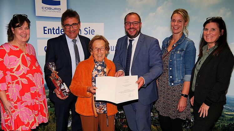 Untersiemau: "Gute Seele" und "Mama" Gertrud Maul erh&auml;lt Ehrenzeichen - f&uuml;r ihre Arbeit mit Senioren und Gefl&uuml;chteten