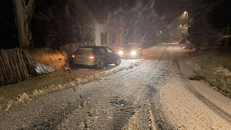 Autounfall wegen schneebedeckter Fahrbahn.