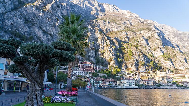Limone Sul Garda, Italy - November 7, 2024: Cityscape with View of Lake Garda and Mountains.Limone Sul Garda, Italien - 7. November 2024: Landschaftliche Ansicht des Gardasees und der Berge.