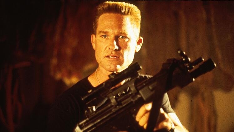 Colonel Jack O'Neil (Kurt Russell) und einige Soldaten wagen sich an das wieder aktivierte Tor.