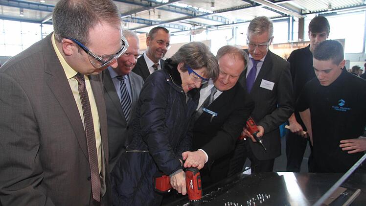 Bürgermeisterin Bianca Fischer hat beim Rundgang durch die Ausstellungsmesse selbst zur Bohrmaschine gegriffen.