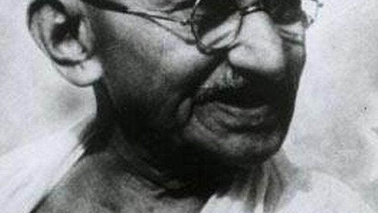 Mohandas Karamchand Gandhi Gandhi war ein indischer Rechtsanwalt und politischer sowie geistiger Führer der indischen Unabhängigkeitsbewegung. Er entwickelte das Konzept des gewaltfreien Widerstandes, das letztlich 1947 das Ende der britischen Kolonialherrschaft über Indien herbeiführte. foto: Archiv