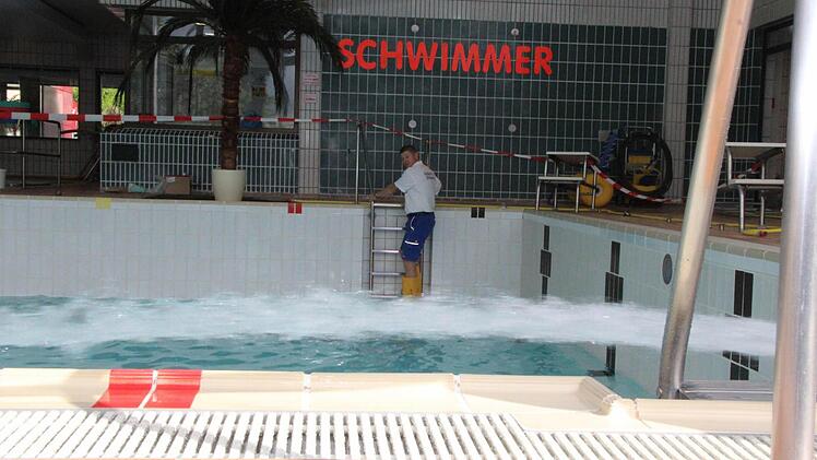 Schwimmmeister Denis Latyschev muss in den zwei Wochen im September oft Gummistiefel tragen.