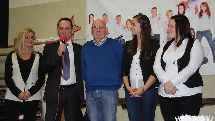 Klaus Wichler und Familie bei der Begrüßung.