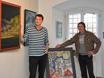 Helmut Kriener und mister waters (von links) arbeiten an der Ausstellung. Fotos: Björn Hein