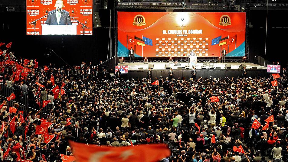 Fahnen der Türkei werden geschwenkt während der türkische Ministerpräsident Recep Tayip Erdogan am 24.05.2014 in Köln (Nordrhein-Westfalen) in der Lanxess-Arena spricht. Erdogan trat auf einer Veranstaltung der UETD in Köln auf. Foto: Henning Kaiser/dpa