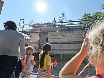 Bei stahlendem Sonnenschein wurde im Hallstadter Zentrum Richtfest gefeiert. Der Neubau ist mit einem denkmalgeschützen Bauernhaus verbunden. Foto: Ronald Rinklef