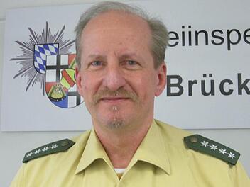 Polizeihauptkommissar Klaus Albert erhielt für 40 Dienstjahre eine Auszeichnung. Fotos: PI Bad Brückenau