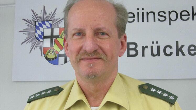 Polizeihauptkommissar Klaus Albert erhielt für 40 Dienstjahre eine Auszeichnung. Fotos: PI Bad Brückenau