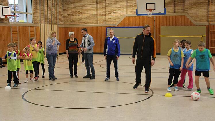 Als Übungsleiter der Kooperation zwischen der Lucas-Cranach-Schule und dem FC Kronach fungiert Steffen Mahr. Die erste Trainingseinheit am Donnerstag besuchten auch (von links) Melanie Simon (Klasslehrerin der 4a), Schulleiterin Anita Neder, sportlicher Leiter Frank Gareis (FC Kronach) und Lorenz Richter, der Beauftragte des Bayerischen Fußball-Verbandes für den Schulfußball. Fotos: Hartmut Neubauer