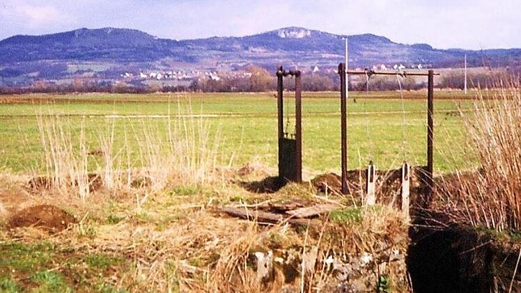 Auf diesem historischen Foto sind Schützen auf einer Wiese am Fuß des Walberla zu sehen. Mit diesen Schiebern wurde die Bewässerung von Wiesen über ein Grabensystem geregelt. Heute besteht wieder Interesse an dieser Technik, die der Landkreis fördern möchte. Foto: Archiv, Landratsamt