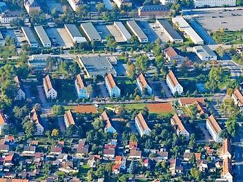 Mit über 200 Einheiten sind die derzeit von der Bundespolizei genutzten Häuser am Lindenanger eine wichtige Reserve auf dem angespannten Wohnungsmarkt in Bamberg. Bisher schien der Verkauf an die Stadt nach dem Jahr 2020 als sicher. Nun ist das wieder offen.  Foto: Ronald Rinklef