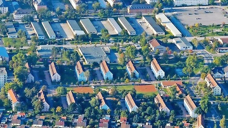 Mit über 200 Einheiten sind die derzeit von der Bundespolizei genutzten Häuser am Lindenanger eine wichtige Reserve auf dem angespannten Wohnungsmarkt in Bamberg. Bisher schien der Verkauf an die Stadt nach dem Jahr 2020 als sicher. Nun ist das wieder offen.  Foto: Ronald Rinklef