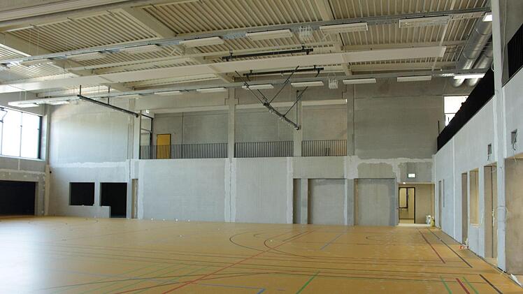Mehr als die Hälfte der Hallenfläche wurde im Boden versenkt. So wirkt der Baukörper nicht zu wuchtig. Foto: Ulrike Nauer