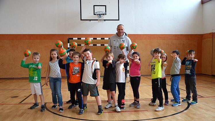 Trainer Klaus Sieß mit Kindern aus Klasse 1 und 2.Pat Christ