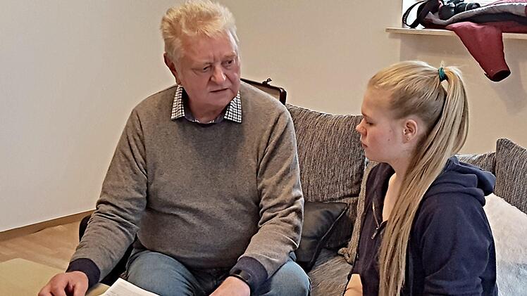 Lisa Borst ist auf einen Betrüger im Internet hereingefallen. In einem Gespräch klärt Helmut Will, Außenstellenleiter des Weißen Rings im Landkreis Haßberge, auf und hilft der jungen Frau mit einem kleinen Geldbetrag, da sie durch den Betrug in eine finanzielle Notlage geraten ist.Weißer Ring