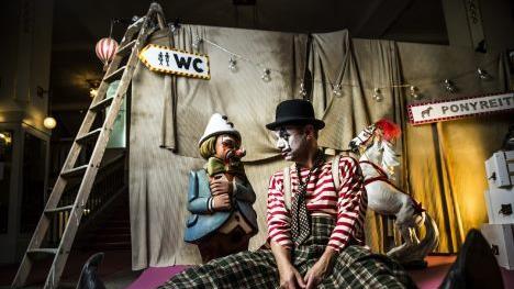 Die sieben Blechbl&auml;ser von Mnozil Brass bringen mit ihrem Programm "Cirque" die Musikgeschichte zum Tanzen. Foto: Daniela Matejschek