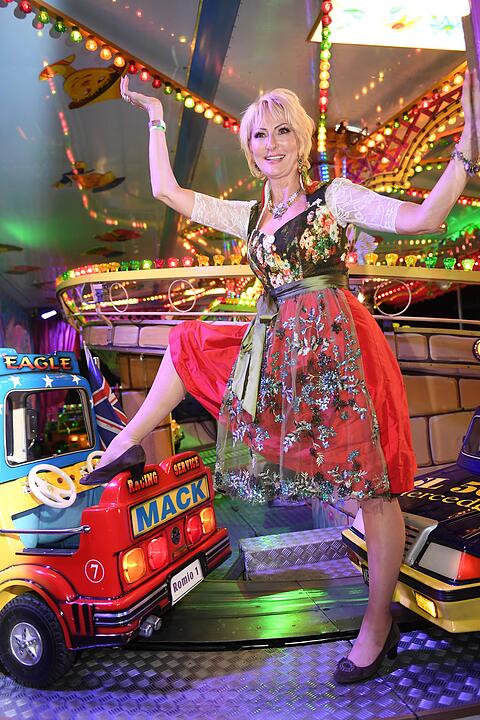 Busseln und Bier: Die Promis auf dem ersten Wiesn-Wochenende feiern um die Wette