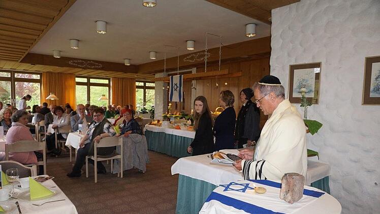 Die Fahne Israels beschwert mit einem Stein aus einem der Krematorien von Auschwitz: "Um Zions Willen - will ich nicht schweigen..."Marion Eckert