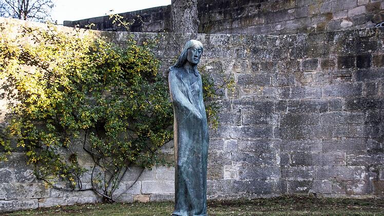 Gerhard Marcks: "Die verhüllte Eos" von 1964 im äußeren Burghof der Veste CoburgFoto: Jochen Berger