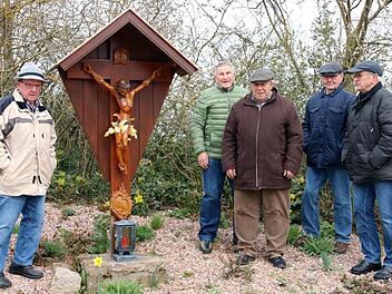 Das Kreuz vor dem Reichenbacher Friedhof, das sie vor fast 25 Jahren gestiftet hatten, haben nun Mitglieder der Reichenbacher Sänger renoviert.