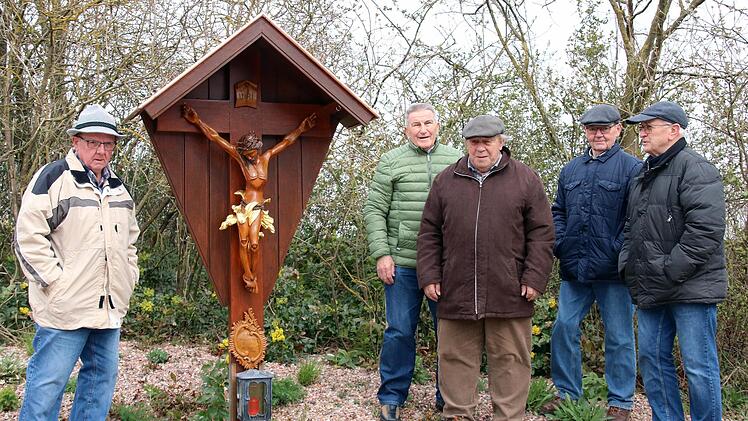Das Kreuz vor dem Reichenbacher Friedhof, das sie vor fast 25 Jahren gestiftet hatten, haben nun Mitglieder der Reichenbacher Sänger renoviert.