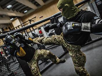 Unter anderem für das Training im militärischen Nahkampf benötigt die Infanterieschule Hammelburg Sportstätten. Hier ein Foto vom Kommando Spezialkräfte (KSK), für das die Infanterieschule seit 2021 fachlich zuständig ist. Foto: Bundeswehr/Jana Ne...