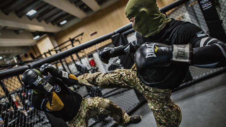 Unter anderem für das Training im militärischen Nahkampf benötigt die Infanterieschule Hammelburg Sportstätten. Hier ein Foto vom Kommando Spezialkräfte (KSK), für das die Infanterieschule seit 2021 fachlich zuständig ist. Foto: Bundeswehr/Jana Ne...