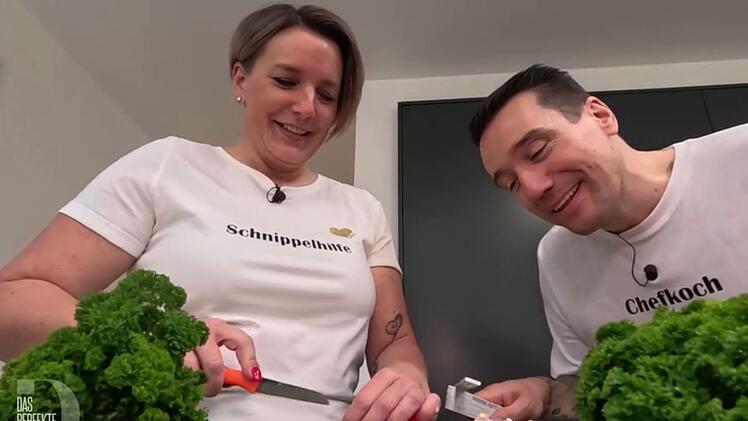 Wenn der "Chefkoch" die Zwiebelw&uuml;rfel vermisst, kann Schnippelhilfe Doreen nur lachen.