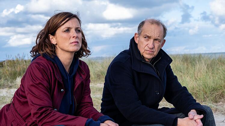 Carl Sievers (Peter Heinrich Brix) vertraut Kollegin Ina Behrendsen (Julia Brendler) ein Geheimnis aus seiner Kindheit an - an das ihn der aktuelle Fall erinnert.