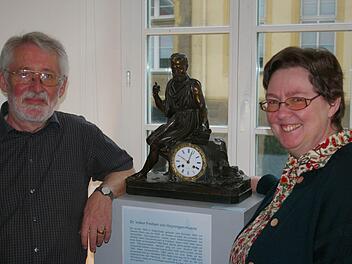Helen und Volker von Hoyningen-Huene mit einer Uhr und Solon. Das Ensemble mit dem Vordenker der Demokratie wurde in der Familie über Generationen weitergegeben. Fotos: tm