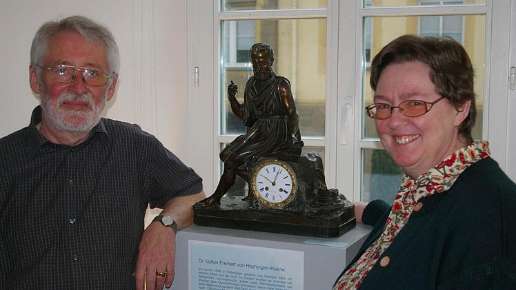 Helen und Volker von Hoyningen-Huene mit einer Uhr und Solon. Das Ensemble mit dem Vordenker der Demokratie wurde in der Familie über Generationen weitergegeben. Fotos: tm