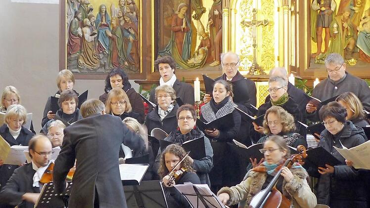 Kantor Schneider mit dem neuen Chor. Foto: Sabine Meißner