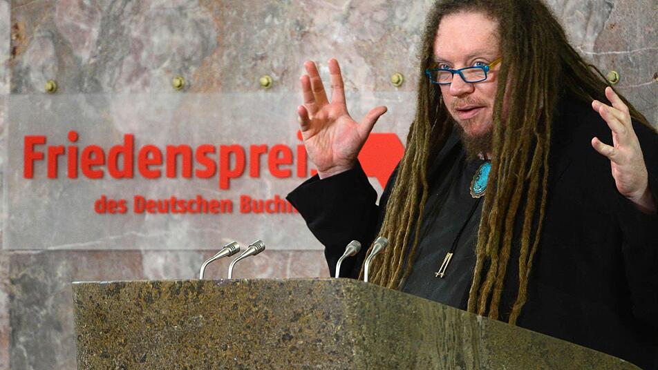 Der US-amerikanische Informatiker, Jaron Lanier erhält am 12.10.2014 in der Paulskirche in Frankfuden Friedenspreises des Deutschen Buchhandels. Mit der Auszeichnung wird ein Mahner des Internets geehrt. Foto: Arne Dedert/dpa
