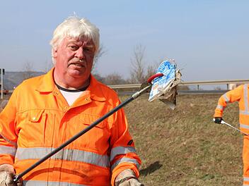 "Es fällt auf, dass die weggeworfenen Becher und Tüten aus den Fastfood-Läden einen gehörigen Anteil haben", stellt Dieter Fröhlich fest. Fotos: Gerd Schaar