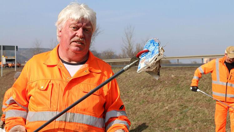 "Es fällt auf, dass die weggeworfenen Becher und Tüten aus den Fastfood-Läden einen gehörigen Anteil haben", stellt Dieter Fröhlich fest. Fotos: Gerd Schaar