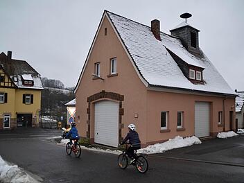 Das Feuerwehrhaus in Zahlbach ist von außen noch ganz gut in Schuss. Die Anwohner sehen den geplanten Abriss kritisch. Foto: Kathrin Kupka-Hahn