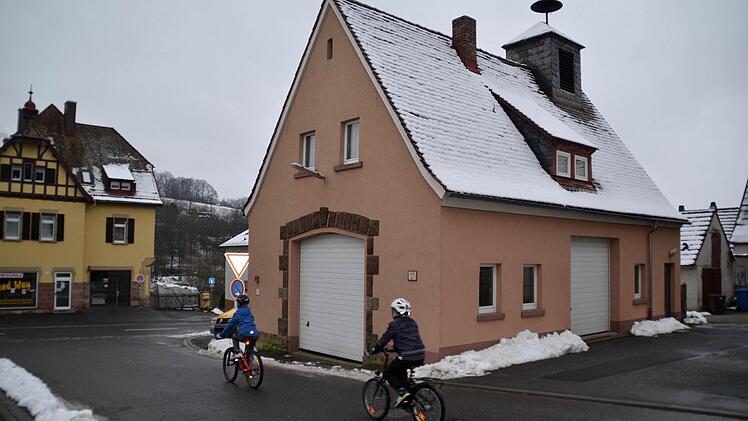 Das Feuerwehrhaus in Zahlbach ist von außen noch ganz gut in Schuss. Die Anwohner sehen den geplanten Abriss kritisch. Foto: Kathrin Kupka-Hahn