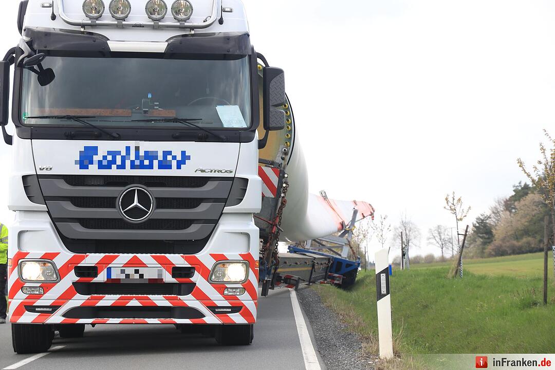 Schwertransport mit Windradflügel landet bei Thurnau im Graben