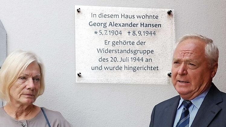 In Anwesenheit von Frauke Hansen enthüllt Bürgermeister Helmut Fischer am Eingang zum Korbmuseum eine Gedenktafel an den Widerstandskämpfer Oberst Georg Alexander Hansen. Foto: Klaus Gagel