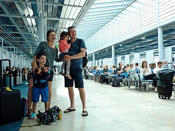 Sam, Chrissa, Matthilda und Paul (v. l.) fliegen lieber nach Nürnberg, als nach Edinburgh zu fahren. Foto: Nikolas Pelke