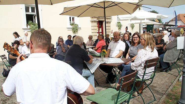 Zur Eröffnungsveranstaltung waren viele Besucher in den Außenbereich von Schloss Schney bekommen, wo Thomas Schaller auf der Gitarre unterhielt.