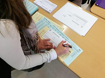 Bei der Juniorwahl 2018 d&uuml;rfen Wahlberechtigung und Stimmzettel nat&uuml;rlich nicht fehlen. Foto: Thomas Pittroff